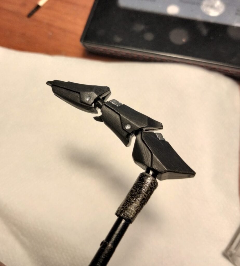 bandai mg qubeley - customization - completed custom painting on finger
