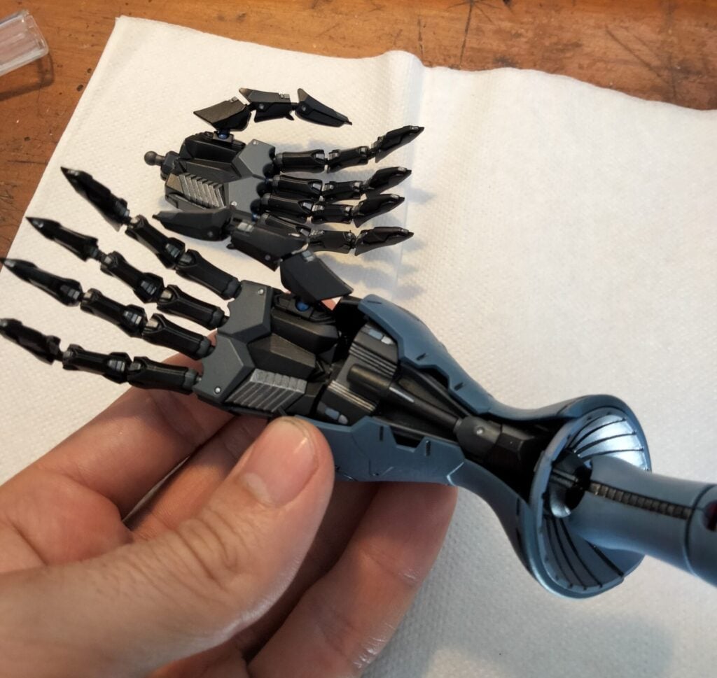 bandai mg qubeley - customization - completed customized and painted arm