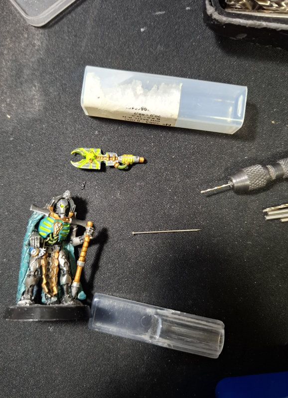 trazyn-repairing-staff-1